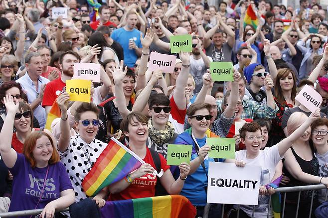 Yes supporters celebrate as the first results start to filter through in the Irish referendum in Dublin, Ireland, on May 23, 2015. Ireland has voted resoundingly to legalize gay marriage in the world's first national vote on the issue [AP/YONHAP]