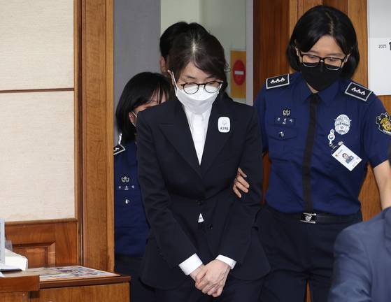 Kim Keon Hee, wife of impeached former President Yoon Suk Yeol, attends her first trial at the Seoul Central District Court in Seocho District, southern Seoul, on Sept. 24. She has been indicted and detained on charges including stock manipulation involving Deutsche Motors, political interference, and taking bribes connected to the Unification Church. [JOINT PRESS CORPS]