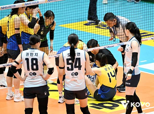 양효진이 23일 전남 여수 진남 체육관에서 열린 2025 여수·NH농협컵 프로배구대회 GS칼텍스전에서 쓰러져 있다. 한국배구연맹 제공