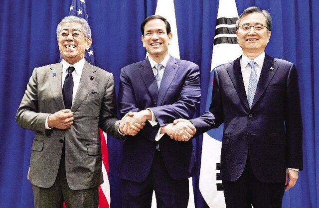 조현(오른쪽) 외교부 장관이 22일(현지시간) 미국 뉴욕에서 제80차 유엔총회를 계기로 열린 한·미·일 외교장관회의에서 마코 루비오 미 국무장관, 이와야 다케시 일본 외무상과 악수하며 기념촬영을 하고 있다. AP뉴시스