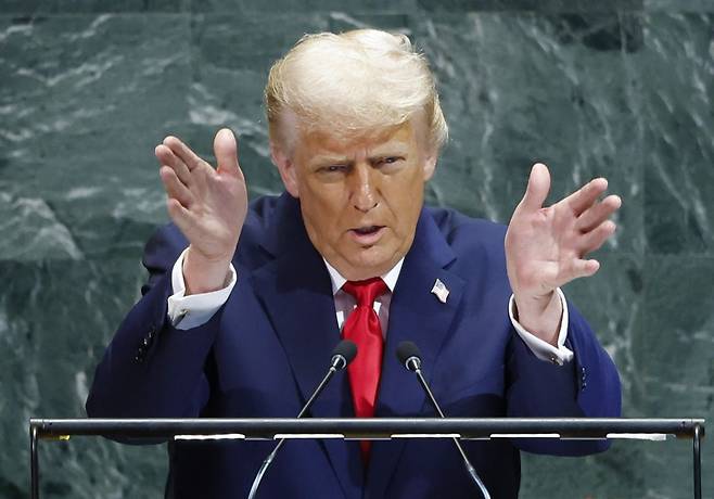 도널드 트럼프 미국 대통령이 23일(현지시간) 늎욕 유엔본부에서 열린 80차 유엔총회에서 연설하고 있다. 연합뉴스