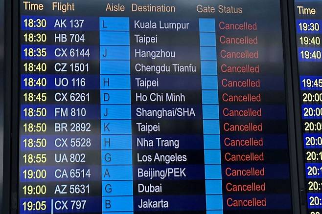 태풍 라가사의 영향권에 들어온 홍콩의 모든 항공편이 중단됐다. 사진은 홍콩국제공항의 항공편 모습. 로이터연합뉴스