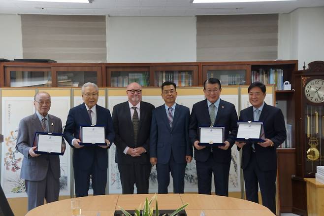 지난 23일 경남 창신중·고등학교 호주선교기념관에서 호주선교사 묘원 및 호주선교기념관 건립 감사패 증정식이 열렸다. 데이비드 버크 호주장로교 총회장과 감사패 수상자들이 기념촬영을 하고 있다. 왼쪽부터 구동태 감독, 강병도 이사장, 데이비드 버크 총회장, 류병재 시드니 리버티교회 목사(통역), 이종승 이사장, 신성용 이사장