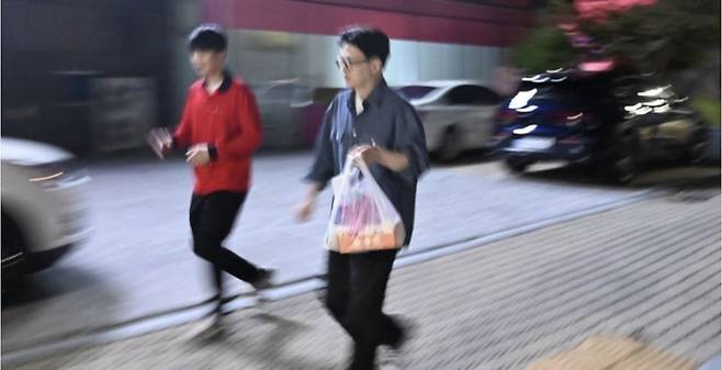 한동훈 전 국민의힘 대표가 23일 경남 진주에서 치킨을 배달하고 있다. 한동훈 전 국민의힘 대표 인스타그램 캡처