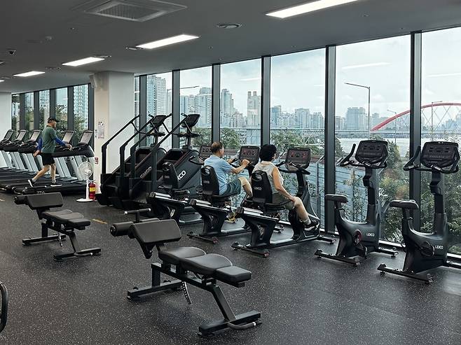 마포구민들이 마포365주민센터에서 여의도와 밤섬이 보이는 한강뷰를 보며 운동하고 있는 모습. 마포구청