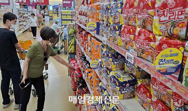 서울 양재동 하나로마트에서 장을 보고 있는 시민들. [이승환 기자]