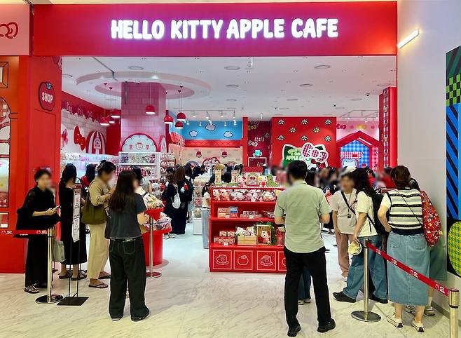 부산 최초로 신세계 센텀시티에 첫선을  보인 '헬로키티 애플카페'.