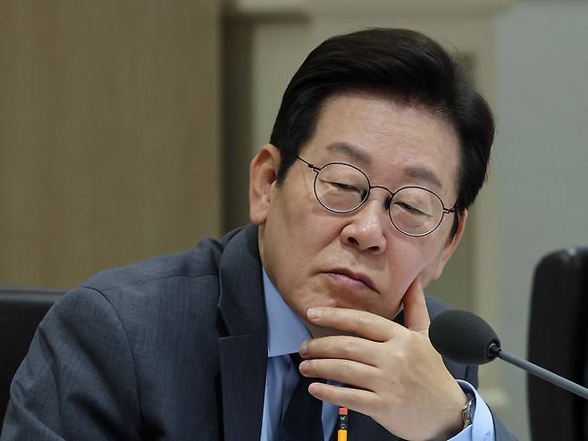 이재명 대통령이 지난 9일 오후 서울 용산 대통령실에서 열린 제41회 국무회의 도중 생각에 잠겨 있다. [김호영 기자]