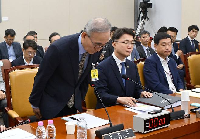 김영섭 KT 대표이사가 24일 서울 여의도 국회에서 열린 과학기술정보방송통신위원회 전체회의 대규모 해킹사고(통신·금융) 관련 청문회에서 인사하고 있다. 2025.9.24 [한주형기자]