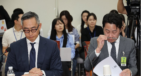 23일 서울 여의도 국회에서 열린 롯데카드 개인정보 유출사태 관련 피해자 보호 방안 및 재발 방지 대책 간담회에 윤종하 MBK파트너스 부회장, 조좌진 롯데카드 대표이사가 참석해 있다.(사진=연합뉴스)