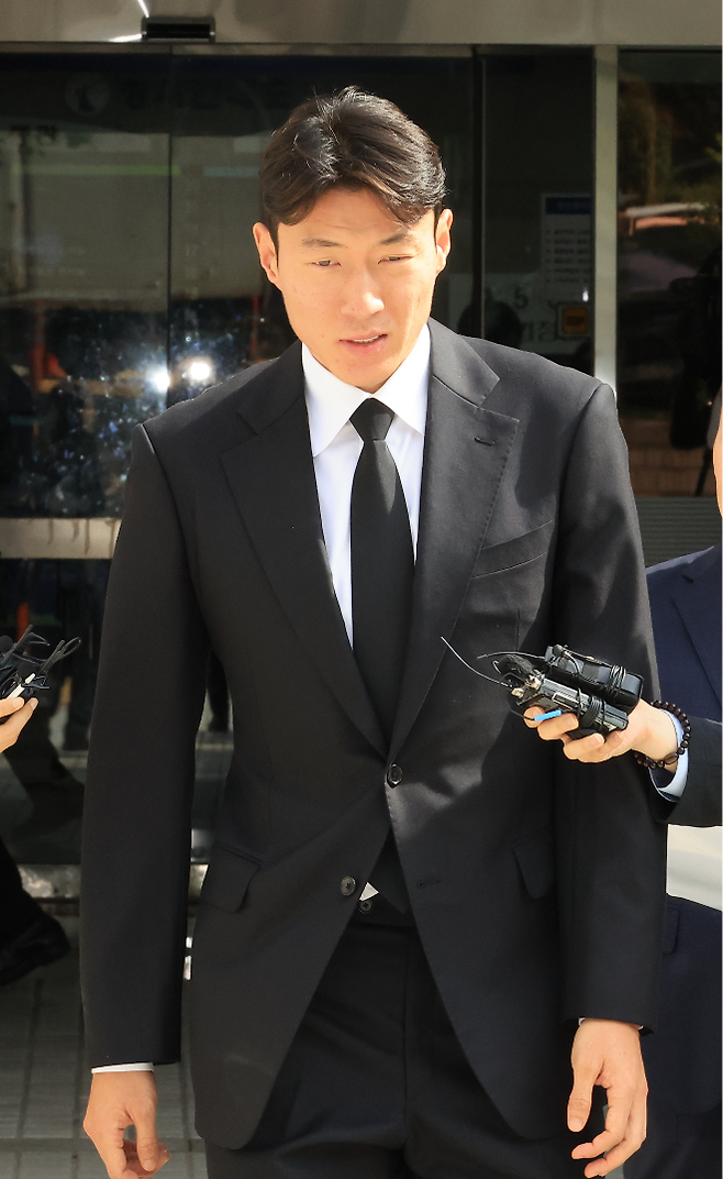 축구선수 황의조씨가 4일 서울 서초구 서울중앙지법에서 열린 성폭력범죄의 처벌 등에 관한 특례법 위반(카메라 등 이용촬영) 혐의 2심 선고재판에서 징역형 집행유예 선고를 받고 법원을 나서며 기자의 질문에 답하고 있다. 사진=연합뉴스 제공