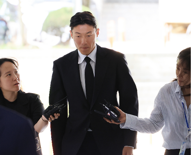 축구선수 황의조씨가 4일 서울 서초구 서울중앙지법에서 열린 성폭력범죄의 처벌 등에 관한 특례법 위반(카메라 등 이용촬영) 혐의 2심 선고재판에 출석하고 있다. 사진=연합뉴스 제공