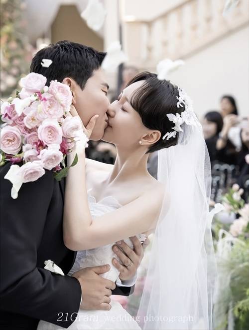 배우 이유영이 가족과 함께하는 특별한 결혼식을 올리며 팬들의 축하를 받았다. 사진=이유영 SNS
