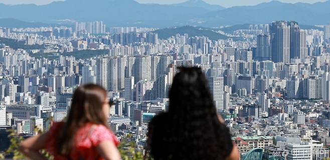 [서울=뉴시스] 이영환 기자 = 서울 6억원 이하 아파트가 10년새 5분의 1 수준으로 줄어든 23일 오후 서울 시내의 아파트가 보이고 있다.  부동산 중개업체 집토스 분석에 따르면, 서울 전체 거래에서 '6억 원 이하' 아파트가 차지하는 비중은 2015년 80.5%에서 2025년 15.8%로 급감했다. 2025.09.23. 20hwan@newsis.com /사진=이영환