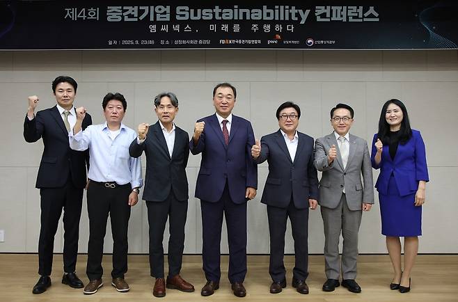 사진 왼쪽부터 최창대 삼일PwC 전무, 정영현 엠씨넥스 이사, 김재은 산업통상자원부 중견기업정책과장, 민동욱 엠씨넥스 대표이사, 임동욱 일신하이폴리 회장, 이호준 한국중견기업연합회 상근부회장, 홍지윤 삼일PwC 파트너/사진= 중견기업연합회