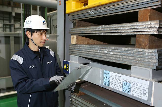 현대제철 관계자가 생산된 후판을 점검하고 있다. /사진=현대제철