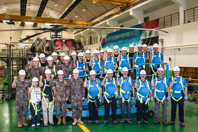 김득봉 육군항공학교장(앞줄 왼쪽 다섯 번째) 과 무아마르 마지드 하미드 이라크 교육단장(앞줄 왼쪽 여섯 번째)과 함께 교육 참가자들이 지난 22일 충남 논산 육군항공학교 실습현장에서 기념사진을 촬영하고 있다. 육군 제공