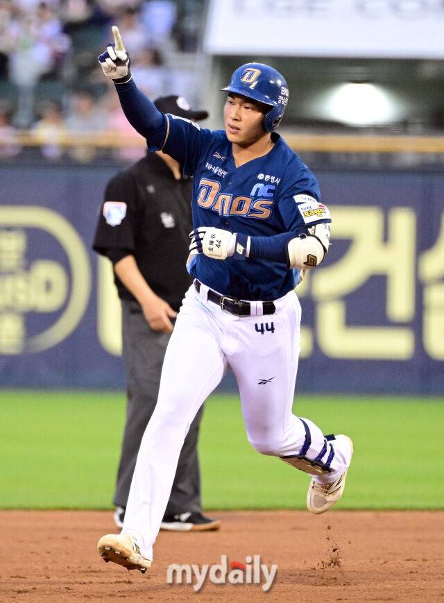 2025년 6월 19일 오후 서울 잠실구장에서 '2025 신한 SOL뱅크 KBO 리그' NC 다이노스와 LG 트윈스의 경기.NC 김휘집이 5회초 2사 후 솔로 홈런을 친 뒤 기뻐하고 있다./마이데일리