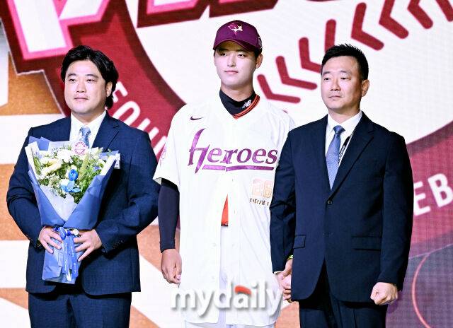천안북일고 박준현(가운데)이 17일 오후 서울 잠실 롯데호텔에서 진행된 '2026 KBO 신인 드래프트'에서 1라운드 1순위로 키움에 지명된 뒤 포즈를 취하고 있다. 이번 드래프트는 전면 드래프트 방식으로 총 11라운드에 걸쳐 진행되며, 총 1,261명의 대상자 중 최대 110명이 KBO 10개 구단의 새 식구로 합류하게 된다. 지명 순서는 2024시즌 최종 순위 역순에 따라 키움 히어로즈를 시작으로 NC 다이노스, 한화 이글스, 롯데 자이언츠, SSG 랜더스, KT 위즈, 두산 베어스, LG 트윈스, 삼성 라이온즈, KIA 타이거즈 순으로 진행된다./잠실=송일섭 기자 andlyu@mydaily.co.kr