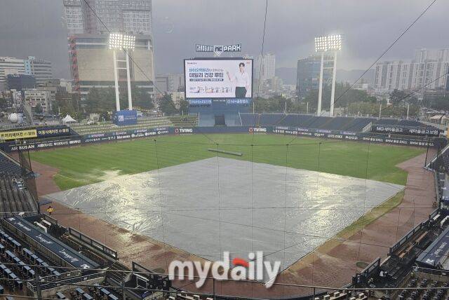 비가 쏟아지고 있는 창원NC파크./창원=심혜진 기자