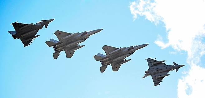 독일의 한 공군기지에서 23일(현지시간) 유로파이터와 F-15 전투기가 비행하고 있다. [AFP]