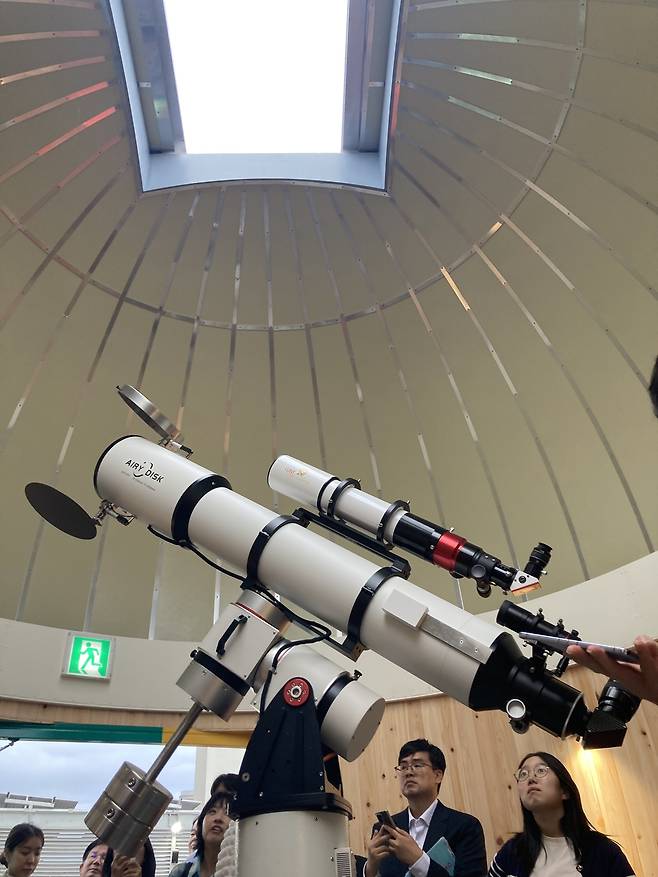 마포365구민센터 옥탑층에 설치된 마포365천문대의 망원경. 손인규 기자