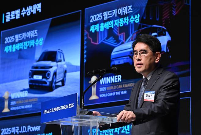 양희원 현대차·기아 R&D 본부 사장이 ‘모빌리티의 미래, 기술을 넘어 경험 중심으로’를 주제로 강연을 하고 있다.  임세준 기자