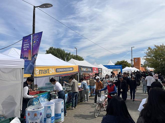 지난해 불꽃축제 때 임시 매장을 운영한 이마트24 한강파라다이스점 모습 [이마트24 제공]