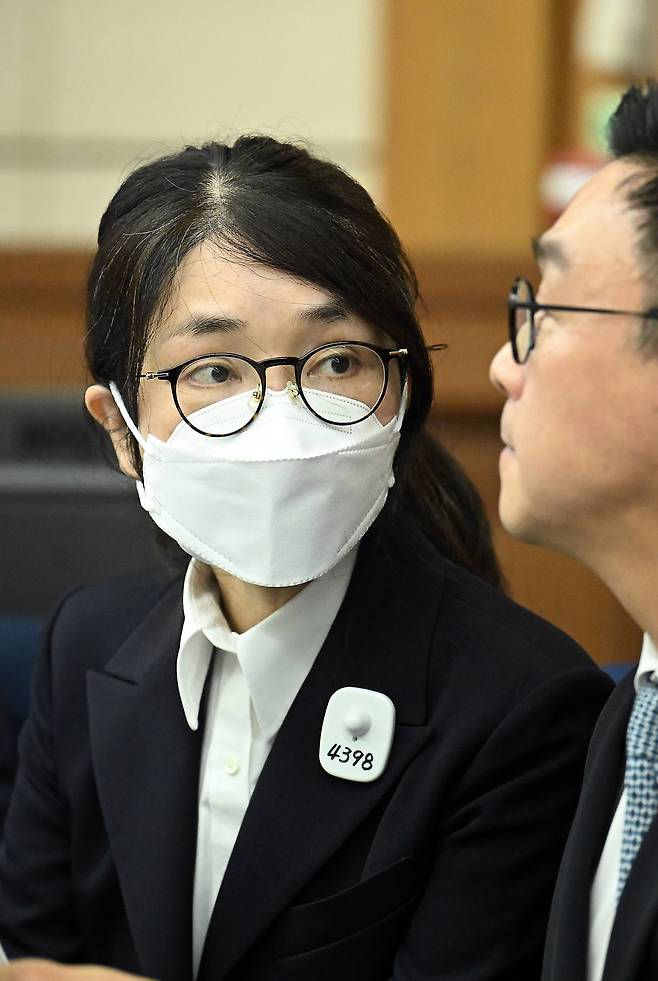 도이치모터스 주가조작 혐의와 통일교 금품수수 의혹 등으로 구속기소 된 김건희 여사가 24일 서울 서초구 서울중앙지법에서 열린 첫 재판에 출석, 변호사와 대화하고 있다. [연합]