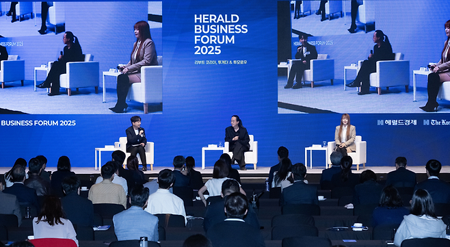 최성운(왼쪽부터) 스튜디오 언볼트 프로듀서, 송길영 작가, 이지영 울산과학기술원 인공지능대학원 특임교수가 24일 서울 중구 신라호텔 다이너스티홀에서 열린 ‘헤럴드 기업포럼 2025’ 특별세션에서 ‘AI와 미래의 삶’을 주제로 대담을 나누고 있다. 임세준 기자