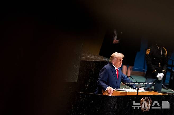 [뉴욕=AP/뉴시스]도널드 트럼프 미국 대통령이 23일(현지 시간) 미국 뉴욕의 유엔 본부에서 열린 제80차 고위급 회기 일반토의에서 연설하고 있다. 트럼프 대통령의 유엔 총회 연설은 5년만이며, 직접 총회장에서 연설하는 것은 2019년 이후 처음이다. 2025.09.24.