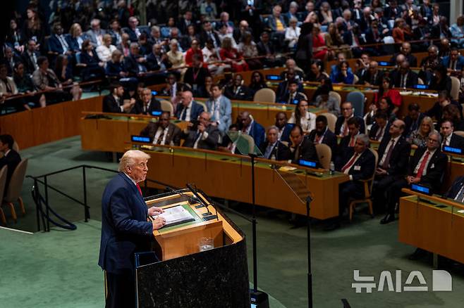 [뉴욕=AP/뉴시스]도널드 트럼프 미국 대통령이 23일(현지 시간) 미국 뉴욕의 유엔 본부에서 열린 제80차 고위급 회기 일반토의에서 연설하고 있다. 트럼프 대통령의 유엔 총회 연설은 5년만이며, 직접 총회장에서 연설하는 것은 2019년 이후 처음이다. 2025.09.24.