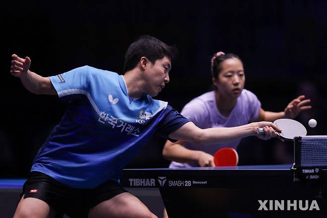 [류블랴나=신화/뉴시스] 임종훈(왼쪽)과 신유빈이 22일(현지 시간) 슬로베니아 류블랴나에서 열린 2025 월드테이블테니스(WTT) 스타 컨텐더 류블랴나 2025 혼합복식 결승전에서 우고 칼데라노-브루노 다카하시 조(21위·브라질)와 경기하고 있다. 세계 랭킹 5위인 임종훈-신유빈 조가 3-0(12-10 11-7 11-7)으로 완승하고 정상에 올랐다. 2025.06.23.