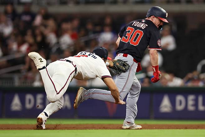 [애틀랜타=AP/뉴시스] 애틀랜타 브레이브스의 김하성이 24일(한국 시간) 미국 조지아주 애틀랜타의 트루이스트 파크에서 열린 2025 MLB 워싱턴 내셔널스와의 경기 4회 몸을 날려 상대 제이콥 영을 태그 아웃 시키고 있다. 2025.09.24.