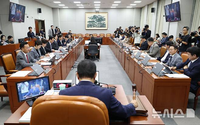 [서울=뉴시스] 조성봉 기자 = 김병기 국회 운영위원장이 24일 오전 서울 여의도 국회에서 열린 운영위원회 전체회의에서 의사봉을 두드리고 있다.  2025.09.24. suncho21@newsis.com