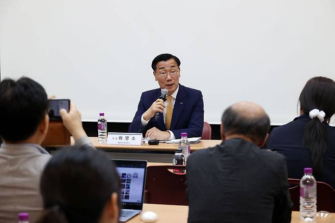 [서울=뉴시스] 어명소 한국국토정보공사(LX) 사장이 24일 오후 경기도 고양시 일산 킨텍스에서 기자간담회를 열고 취재진 질의에 답변하고 있다. 2025.09.24. (사진=국토정보공사 제공) photo@newsis.com  *재판매 및 DB 금지