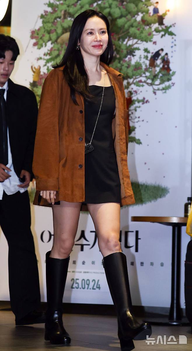 [서울=뉴시스] 최진석 기자 = 배우 손예진이 22일 오후 서울 용산구 CGV용산아이파크몰에서 영화 '어쩔수가없다' VIP시사회에서 포토월로 입장하고 있다. 2025.09.22. myjs@newsis.com