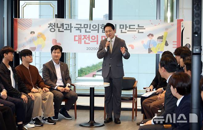 [대전=뉴시스] 고승민 기자 = 장동혁 국민의힘 대표가 24일 대전 유성구의 한 티하우스에서 열린 대전 청년과의 간담회에서 인사말을 하고 있다. 2025.09.24. kkssmm99@newsis.com