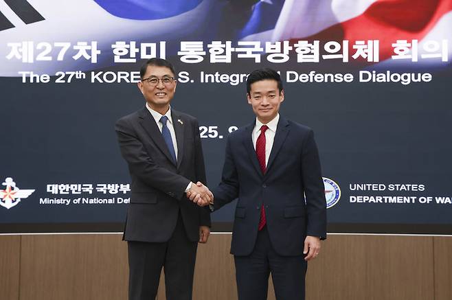 [서울=뉴시스] 국방부는 미 국방부와 23일부터 24일까지 서울에서 제27차 한미 통합국방협의체(KIDD) 회의를 개최했다. 왼쪽 윤봉희 국방정책실장 대리와 오른쪽 존 노 미 국방부 존 노 동아시아부차관보. (사진=국방부 제공) 2025.09.24. photo@newsis.com *재판매 및 DB 금지