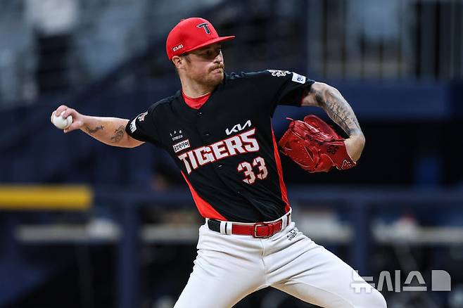 [서울=뉴시스]프로야구 KIA 타이거즈의 외국인 투수 아담 올러가 24일 고척 스카이돔에서 펼쳐진 2025 신한 쏠뱅크 KBO리그 키움 히어로즈와의 경기에 선발 등판해 역투하고 있다. (사진=KIA 타이거즈 제공) 2025.09.24. photo@newsis.com