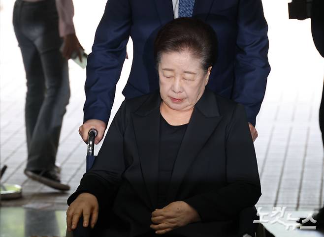 국민의힘 권성동 의원에게 불법 정치 자금을 전달하는 등 '정교유착 국정농단' 의혹을 받고 있는 통일교 한학자 총재가 22일 오후 서울 서초구 서울중앙지법에서 열린 구속 전 피의자 심문(영장실질심사)에 출석하고 있다. 황진환 기자