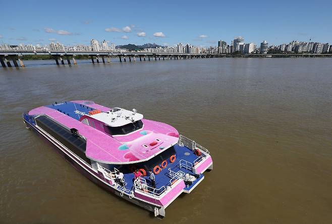 21일 운항을 재개한 한강버스. 연합뉴스