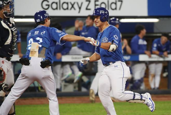 지난 23일 대구 삼성라이온즈파크에서 열린 프로야구 삼성과 두산의 경기. 6회 말 1사 상황에서 타석에 들어선 삼성 이성규가 역전 솔로홈런을 친 후 그라운드를 돌고 있다. 연합뉴스