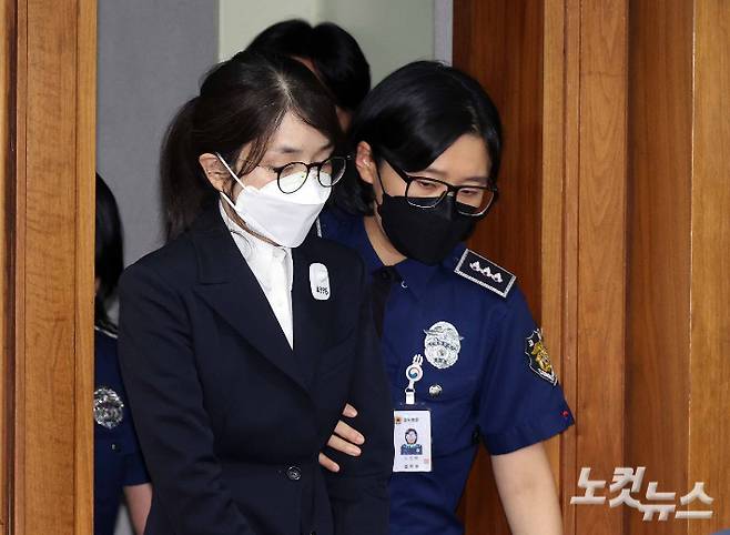 도이치모터스 주가조작과 명태균 공천개입, 통일교 청탁·뇌물 수수 의혹 혐의 등으로 구속기소 된 윤석열 전 대통령의 부인 김건희씨가 24일 오후 서울 서초구 서울중앙지방법원에서 열린 첫 재판에 출석하고 있다. 사진공동취재단