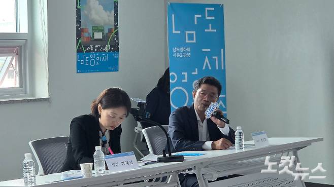 남도영화제 시즌2 광양 기자회견에서 정인화 시장과 이혜영 사무국장이 질의에 답변하고 있다. 박사라 기자