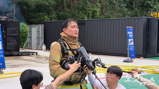 훈련 시연을 마치고 취재진과 인터뷰 중인 김영현 교관. 심동훈 기자