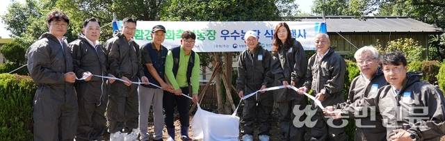 문홍길 축산환경관리원장(왼쪽 여섯번째) 등이 18일 ‘환경친화축산농장 우수농장’으로 지정한 제주 제주시 우진축산을 찾아 기념비석에 덮인 천을 걷어내며 친환경축산 실천 의지를 다짐하고 있다. 축산환경관리원