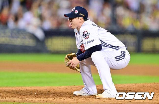 [OSEN=잠실, 박준형 기자] 15일 오후 서울 잠실구장에서 ‘2025 신한 SOL BANK KBO리그’ 두산 베어스와 KIA 타이거즈의 경기가 진행됐다.이날 두산은 잭로그를, KIA는 김도현을 선발투수로 내세웠다. 7회초 두산 고효준 투수가 KIA 나성범에게 볼넷 허용한뒤 아쉬워하고 있다.  2025.08.15 / soul1014@osen.co.kr