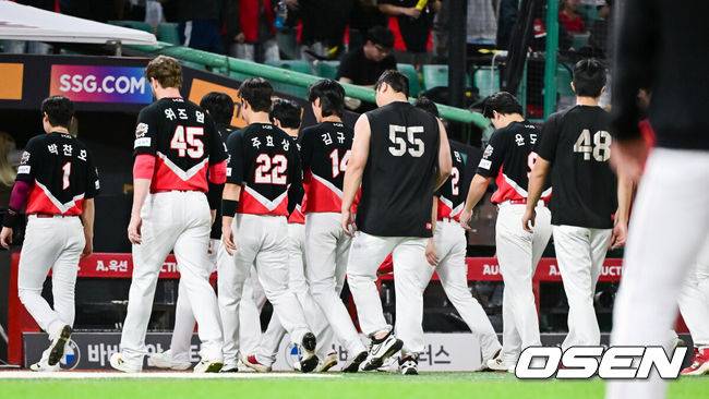 [OSEN=인천, 박준형 기자]  프로야구 SSG 랜더스가 KIA 타이거즈를 꺾고 3위 매직넘버를 '5'로 줄였다.SSG는&nbsp;23일 인천 SSG랜더스필드에서2025 KBO리그 KIA와 시즌 15차전 맞대결에서 5-0으로 승리했다. 에레디아의 투런 홈런, 최지훈의 투런 홈런이 터졌다.&nbsp;경기종료 후 KIA 선수들이 패배에 아쉬워하고 있다. 2025.09.23 / soul1014@osen.co.kr