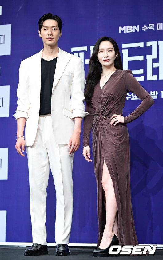 [OSEN=최규한 기자] 24일 오후 서울 신도림동 더 링크 서울에서 MBN&nbsp;새 수목미니시리즈&nbsp;‘퍼스트레이디’ 제작발표회가 열렸다.드라마&nbsp;‘퍼스트레이디’는&nbsp;대통령에 당선된 남편이 장차 퍼스트레이디가 될 아내에게 이혼을 요구하는 초유의 사건이 벌어지면서 펼쳐지는 이야기를 담는다.&nbsp;배우 지현우와 이민영이 포토타임을 하고 있다. 2025.09.24 / dreamer@osen.co.kr